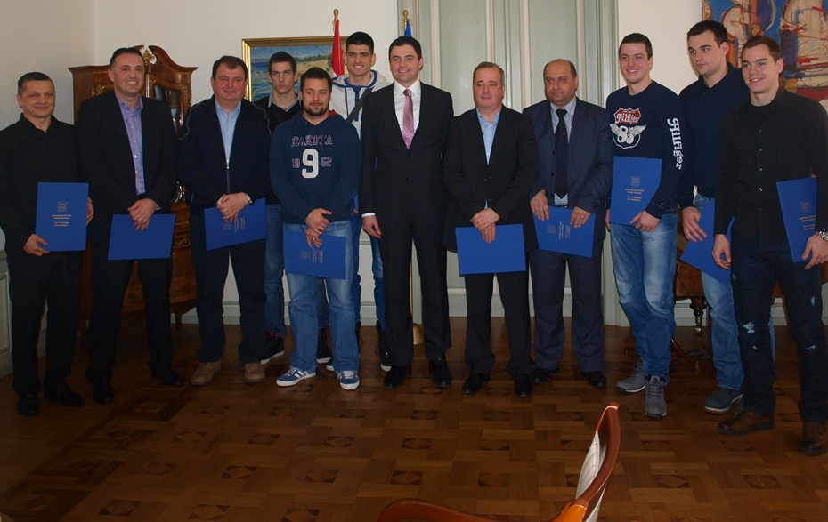 Predsjednik Gradske skupštine Davor Bernardić primio predstavnike Hrvatskog rukometnog saveza, predstavnike stručnog stožera i igrače Hrvatske muške rukometne reprezentacije